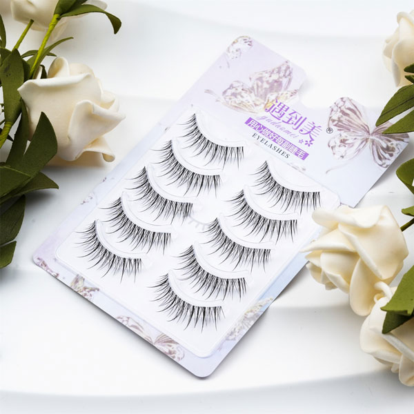 Bersiaplah untuk Tampilan Fluffy Sehari-hari dengan Clear Band Daily Eyelashes