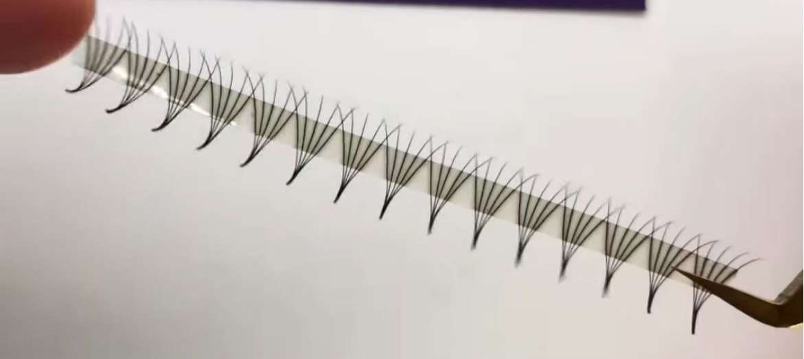 Qingdao Sparkling Eyelash memimpin industri dengan inovatif-penggemar premade yang menampilkan bulu mata ultra-ringan 0,07mm dan ikal C/D